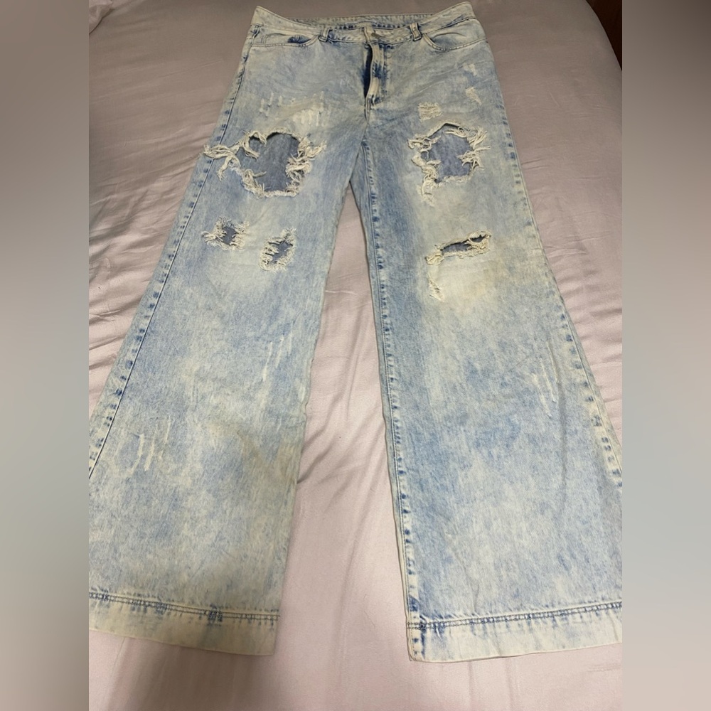 Cute ripped jeans looks kinda brown in picture but not in real life